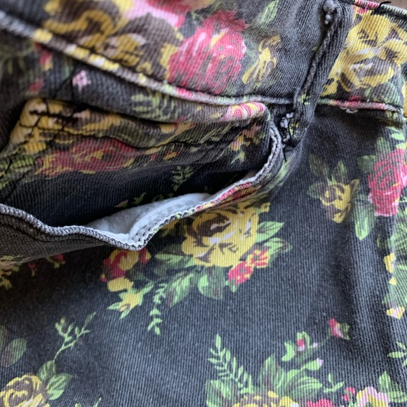 Forever 21 | Floral Patterned Gray Jeans | Size 8 - Picture 6 of 13